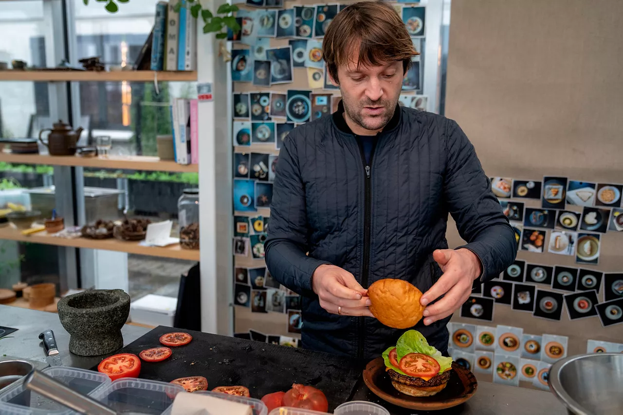 Copenhagen (Denmark), 12/03/2026.- (FILE) - Rene Redzepi, co-founder and head chef of the renowned restaurant Noma, prepares a Noma vegetarian burger in Copenhagen, Denmark, 24 November 2024 (reissued 12 March 2026). Redzepi announced on 12 March his resignation after reports of abusive working conditions, including physical and psychological abuse toward staff. 'After more than two decades of building and leading this restaurant, I've decided to step away ... I have also resigned from the board of MAD, the nonprofit organization I founded in 2011,' Redzepi wrote on social media. (Dinamarca, Copenhague) EFE/EPA/SOEREN BIDSTRUP DENMARK OUT
