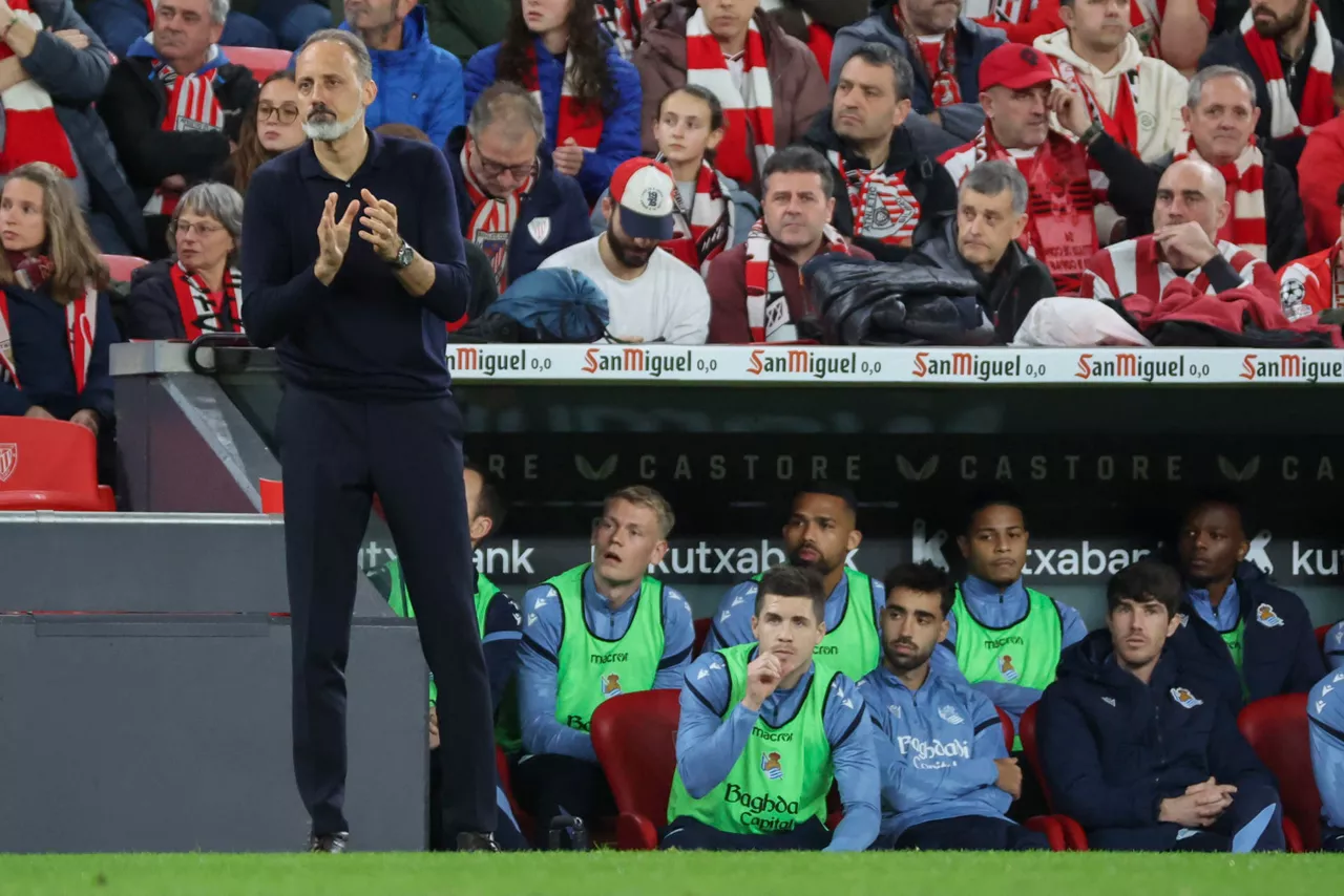 BILBAO, 11/02/2026.- El entrenador de la Real, Pellegrino Matarazzo, durante el partido de ida de la semifinales de la Copa del Rey que Athletic Club y Real Sociedad disputan este miércoles en el estadio de San Mamés, en Bilbao. EFE/Luis Tejido
