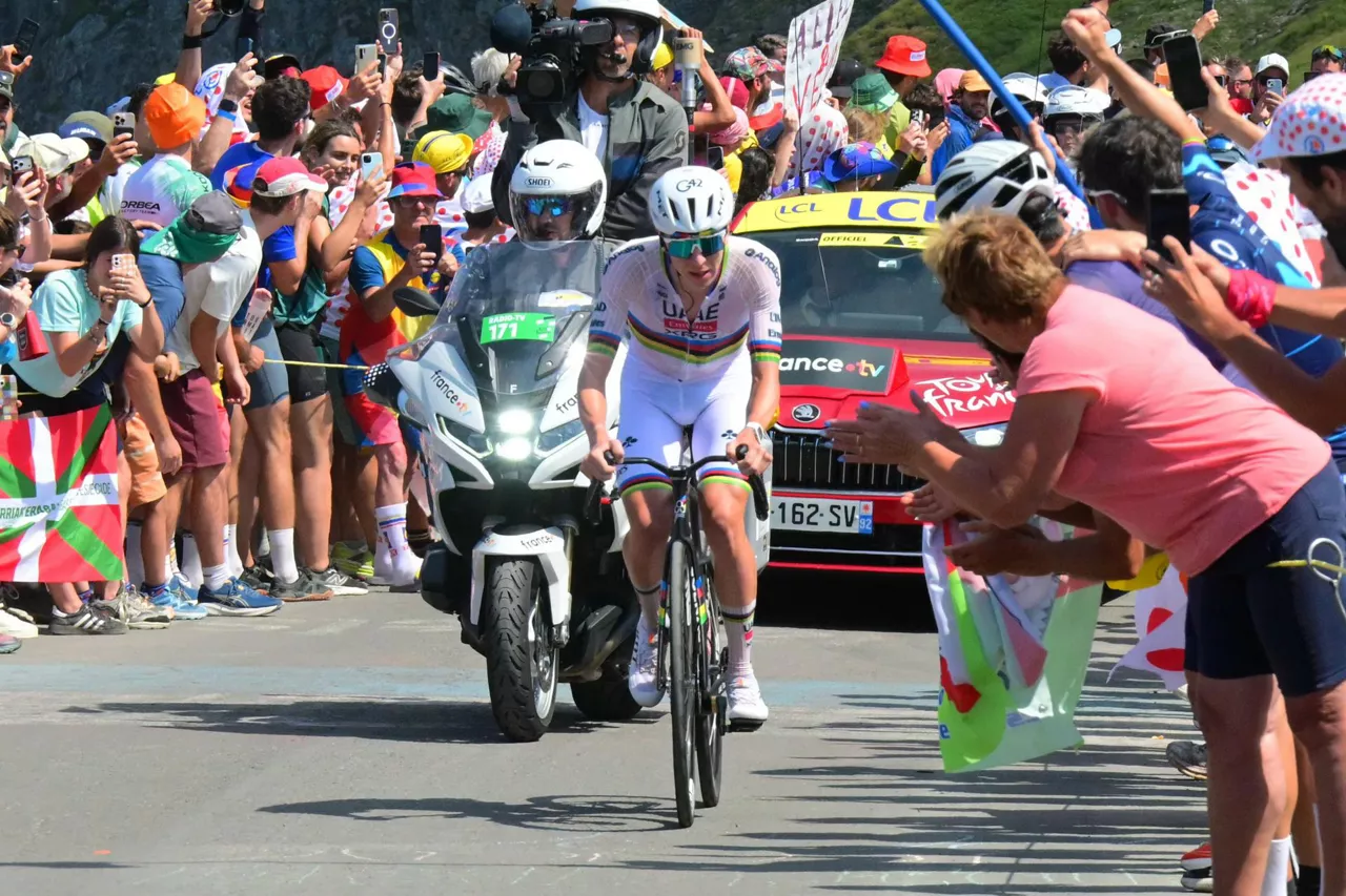 GAVARNIE-GEDRE (France), 09/07/2026.- Slovenian cyclist Tadej Pogacar of UAE Team Emirates XRG in action during Stage 6 of the Tour de France, a 186.2 km route from Pau to Gavarnie-Gedre, France, 09 July 2026. (Ciclismo, Francia) EFE/EPA/BERNARD PAPON / POOL
