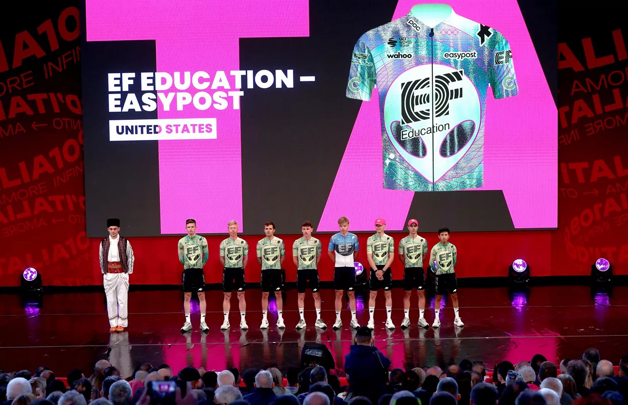 BURGAS (Bulgaria), 06/05/2026.- Ecuadorian cyclist Jefferson Alexander Cepeda (R) of team EF Education-EasyPost and teammates appear on stage during the Teams Presentation of the 109th edition of the Giro d'Italia cycling race in Burgas, Bulgaria, 06 May 2026. (Ciclismo) EFE/EPA/BORISLAV TROSHEV
