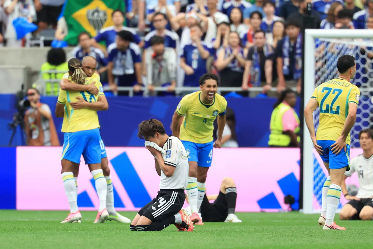 HOUSTON (ESTADOS UNIDOS), 29/06/2026.- Los jugadores de Brasil celebran su victoria a la finalización del partido de los dieciseisavos de final del Mundial de Fútbol 2026 entre Brasil y Japón, este lunes en el estadio NRG de Houston (Estados UNidos). EFE/ Carlos Ramírez
