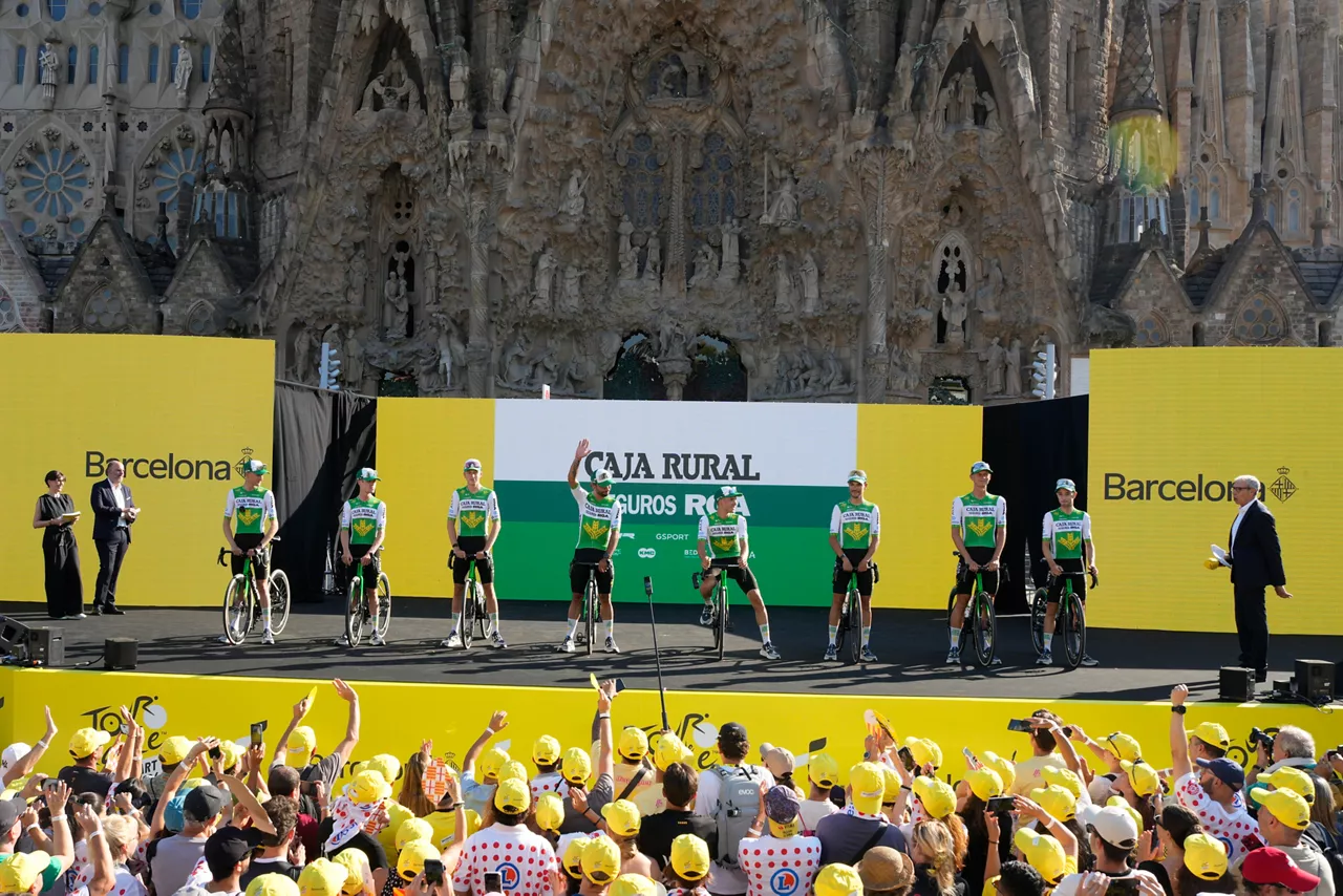 BARCELONA, 02/07/2026.- Equipo Caja Rural Seguros durante la presentación de los equipos que van a disputar el Tour de Francia 2026, este jueves frente a la Sagrada Familia en Barcelona. EFE/ Alejandro García
