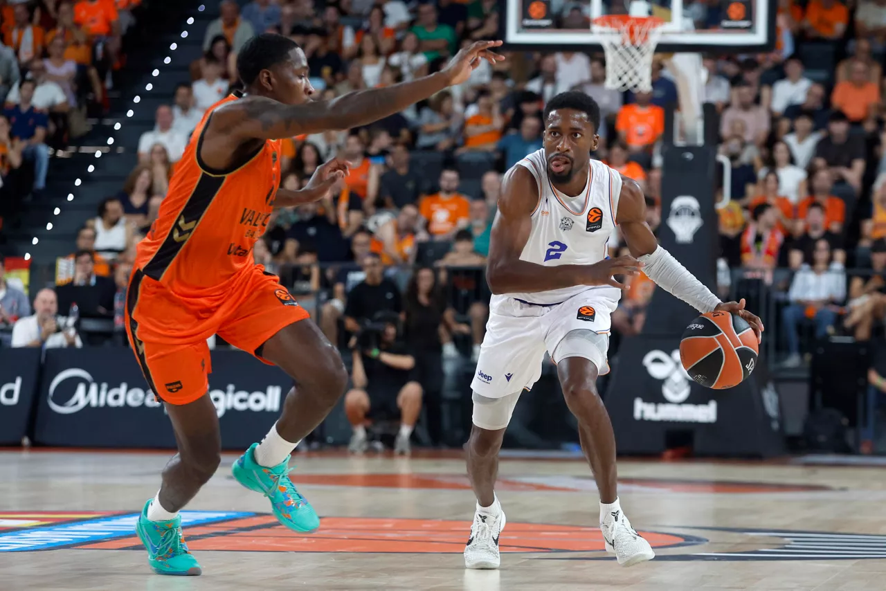 VALENCIA, 29/09/2026.- El base del Baskonia Kobi Simmons (d) entra a canasta ante el escolta del Valencia Omari Moore (i) durante el encuentro de Euroliga entre Valencia Basket y Baskonia, este martes en el Roig Arena de Valencia. EFE/ Miguel Ángel Polo
