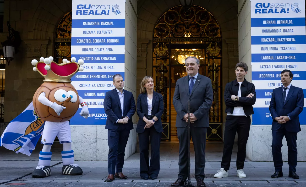 SAN SEBASTIÁN, 15/04/2026.- Jokin Aperribay (c), presidente de la Real Sociedad; Eider Mendoza (2i), la diputada general de Gipuzkoa; Jon Insausti (2d), alcalde de San Sebastián; Anton Arriola (d), presidente de Kutxabank; y Joseba Urkiola (i), director de Deportes de EITB, han comparecido este miércoles este miércoles en los exteriores de la Diputación Foral de Gipuzkoa, en San Sebastián, con motivo de la final de la Copa del Rey que la Real Sociedad disputa el próximo sábado en Sevilla frente al Atlético de Madrid. EFE/Javier Etxezarreta
