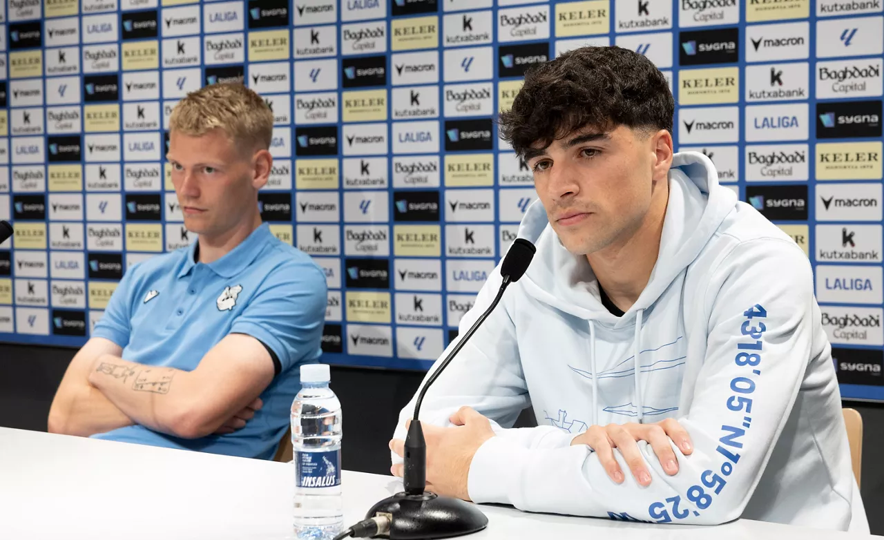 SAN SEBASTIÁN, 15/04/2026.- El defensa de la Real Sociedad Jon Martín (d) y el delantero Orri Óskarsson han comparecido este miércoles ante la prensa cuando quedan tres días para la final de la Copa del Rey. EFE/Javier Etxezarreta
