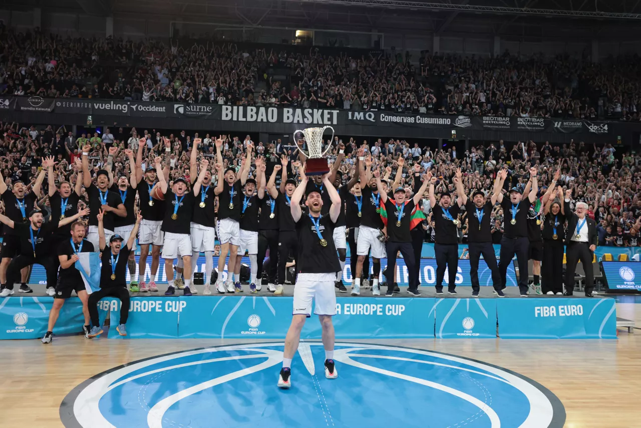 BILBAO, 29/04/2026.- Los jugadores del Bilbao Basket celebran con el trofeo la Copa de Europa tras el partido de vuelta de la final de la Copa de Europa de baloncesto que Bilbao Basket y PAOK Salónica disputaron hoy miércoles en el Bilbao Arena. EFE/Luis Tejido
