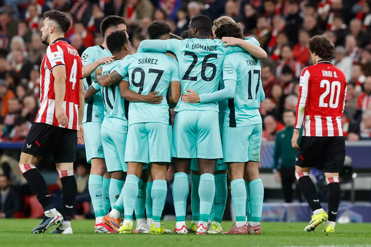BILBAO, 28/01/2026.- El defensa del Sporting Ousmane Diomande (c) celebra su gol con sus compañeros durante el partido de primera ronda de la Liga de Campeones que Athletic Club de Bilbao y Sporting de Portugal disputan hoy miércoles en el estadio de San Mamés. EFE/Miguel Toña
