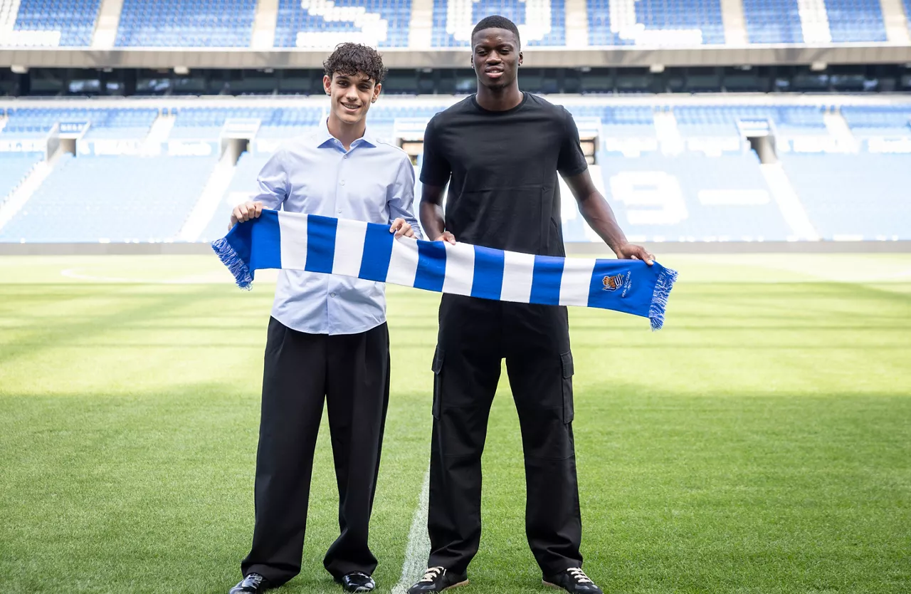 SAN SEBASTIÁN, 31/08/2026.- Héctor Fort (i) y Mamadou Sarr posan durante su presentación este lunes en el estadio de Anoeta de San Sebastián como nuevos jugadores de la Real Sociedad. EFE/Javier Etxezarreta
