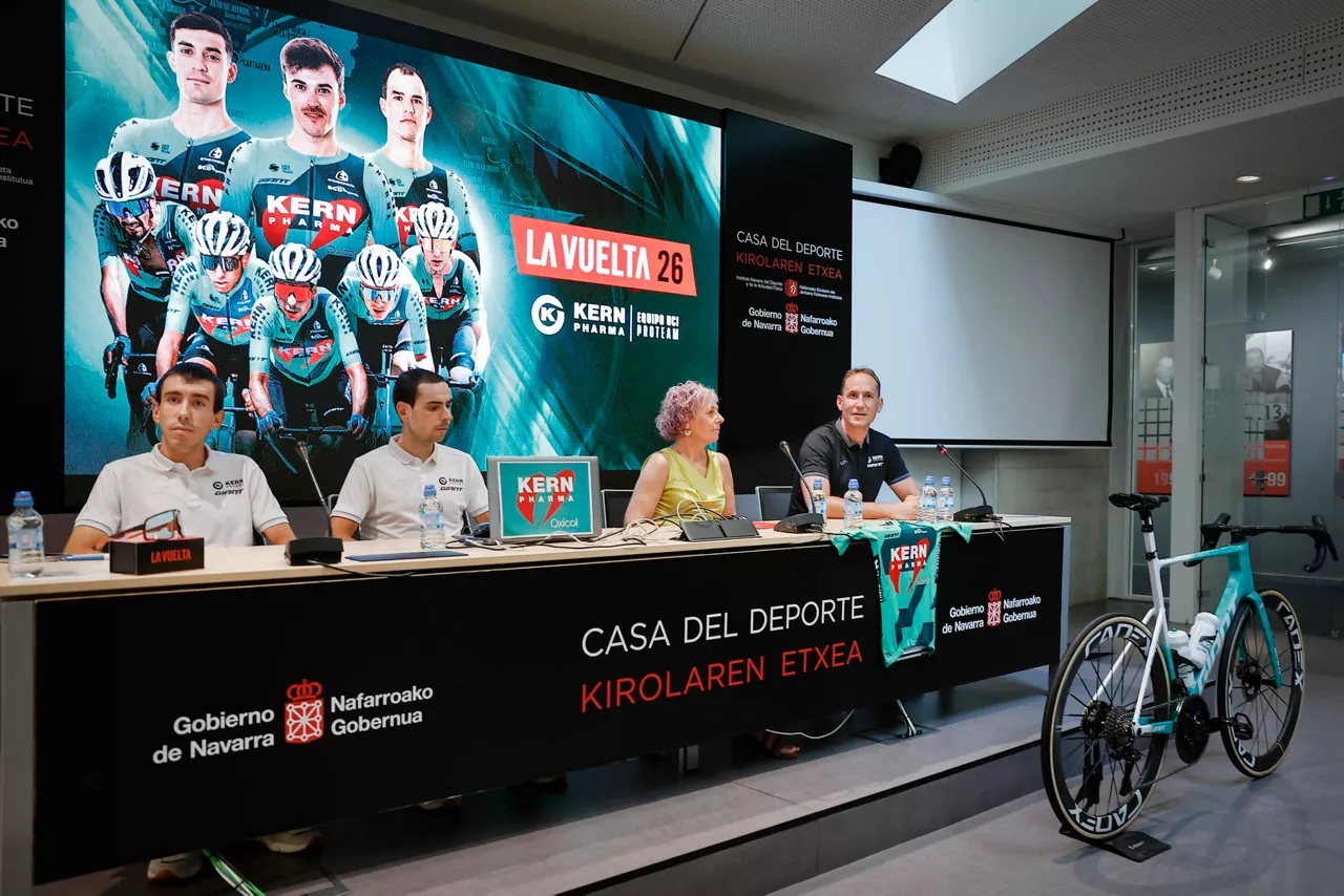 PAMPLONA, 18/08/2026.- Los ciclistas del Kern Pharma Ibon Ruiz (i) y Diego Uriarte (2i) junto a la consejera de Cultura, Deporte y Turismo del Gobierno de Navarra, a Rebeca Esnaola y al mánager general del equipo, Juanjo Oroz, durante la rueda de prensa que han ofrecido este martes en Pamplona para presentar la participación de la escuadra navarra en la Vuelta a España que comienza el próximo día 22 en Mónaco. EFE/Villar López
