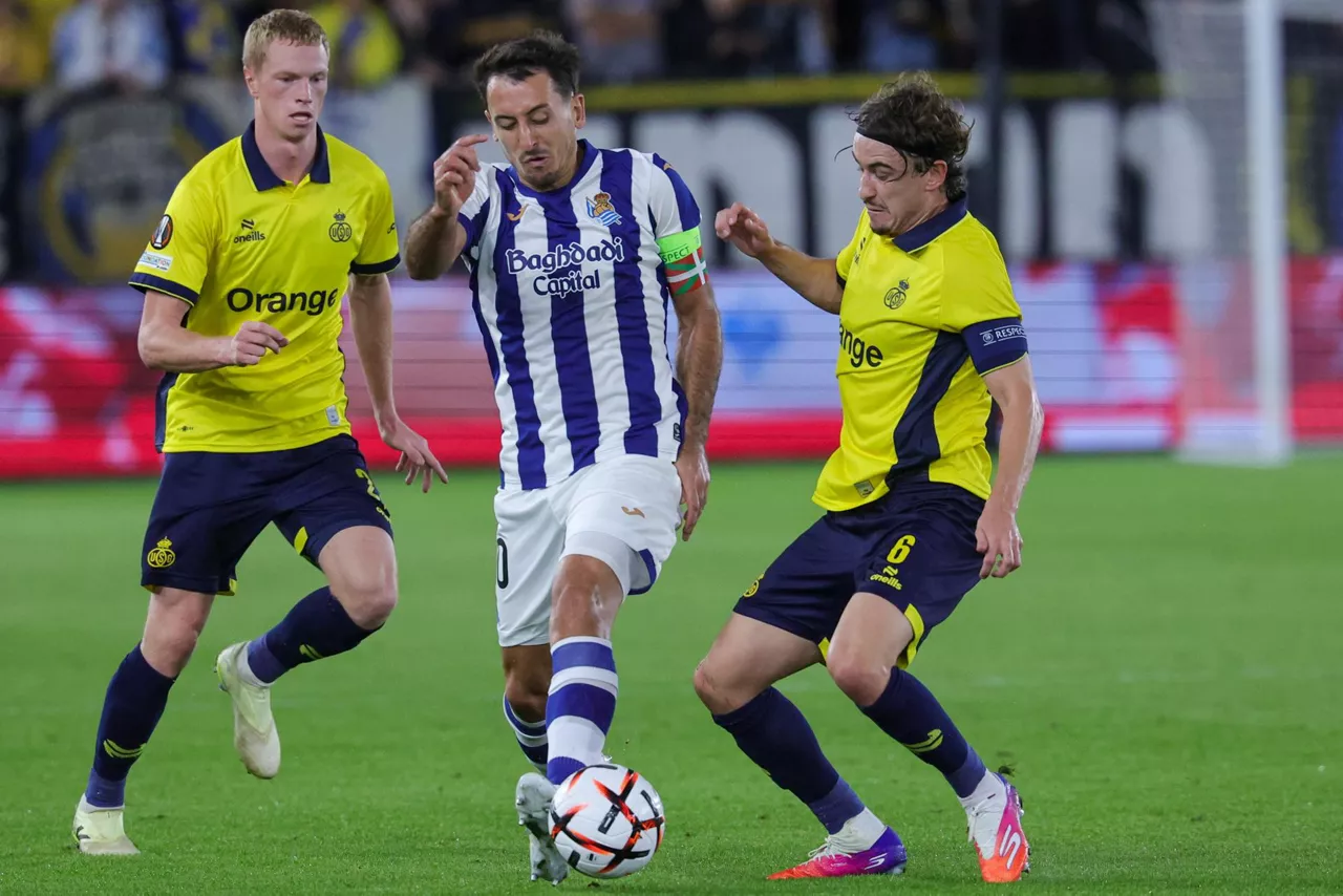 Leuven (Belgium), 15/10/2026.- Louis Patris of Union SG, Mikel Oyarzabal of Real Sociedad and Kamiel Van De Perre of Union SG in action during the UEFA Europa League Matchday 2 game between Union SG and Real Sociedad, in Leuven, Belgium, 15 October 2026. (Bélgica) EFE/EPA/OLIVIER MATTHYS
