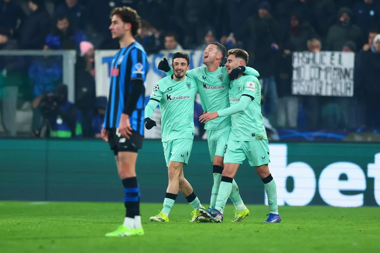 BERGAMO (Italy), 21/01/2026.- (L-R) Athletic Club's Nico Serrano celebrates with teammates Gorka Guruzeta and Robert Navarro after scoring the 1-2 goal during the UEFA Champions League soccer match between Atalanta BC and Athletic Club at the Bergamo Stadium in Bergamo, Italy, 21 January 2026. (Liga de Campeones, Italia) EFE/EPA/MICHELE MARAVIGLIA
