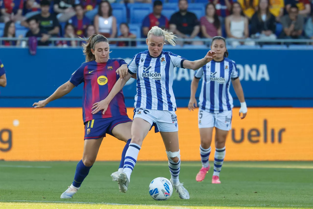 BARCELONA, 27/05/2026.- La centrocampista y capitana del FC Barcelona Alexia Putellas (i) pelea una posesión con la centrocampista checa de la Real Sociedad Cahynová (d) durante un encuentro disputado entre el Barcelona y la Real Sociedad correspondiente a la jornada 29 de la Liga F en el estadio Johan Cruyff de Barcelona. EFE/ Marta Pérez
