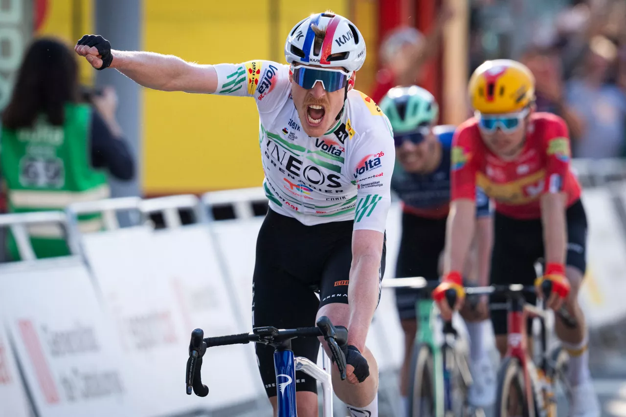 GRAFCAT436. VILA-SECA (TARRAGONA), 25/03/2026.- El francés Dorian Godon, del Ineos Grenadiers, sumó su segunda victoria en la Volta Ciclista a Catalunya y se afianzó como líder de la prueba en la tercera etapa entre Mont-Roig del Campo y Vila-Seca, donde el belga Remco Evenepoel, del Red Bull-Bora-Hansgrohe, sufrió a una caída a pocos metros de la meta cuando se retaba en un duelo por el triunfo con Jonas Vingegaard, del Team Visma. EFE/Siu Wu
