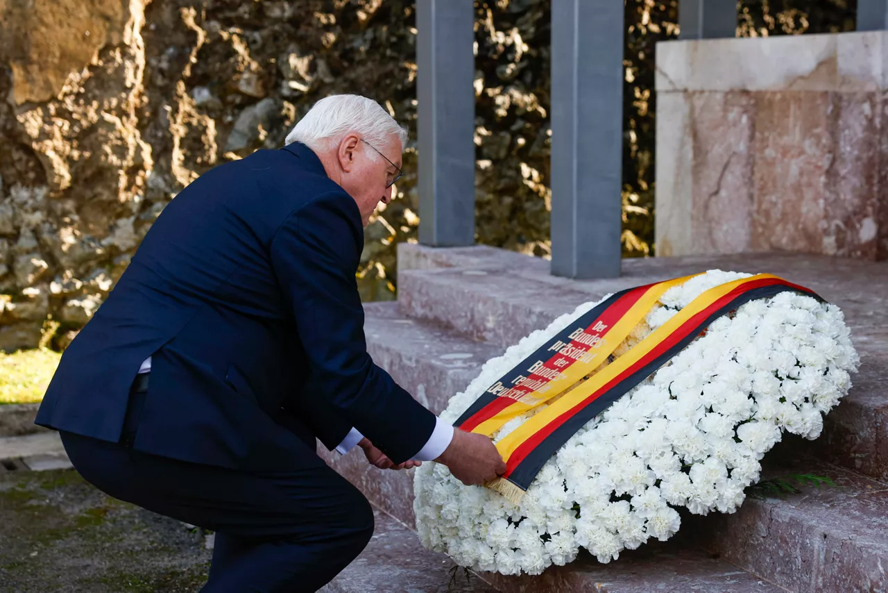 FOTODELDÍA GERNIKA (BIZKAIA), 28/11/2025.- El presidente alemán,  Frank-Walter Steinmeier, durante una ofrenda floral en memoria de las víctimas del bombardeo en Gernika, este viernes. EFE/ Miguel Toña POOL
