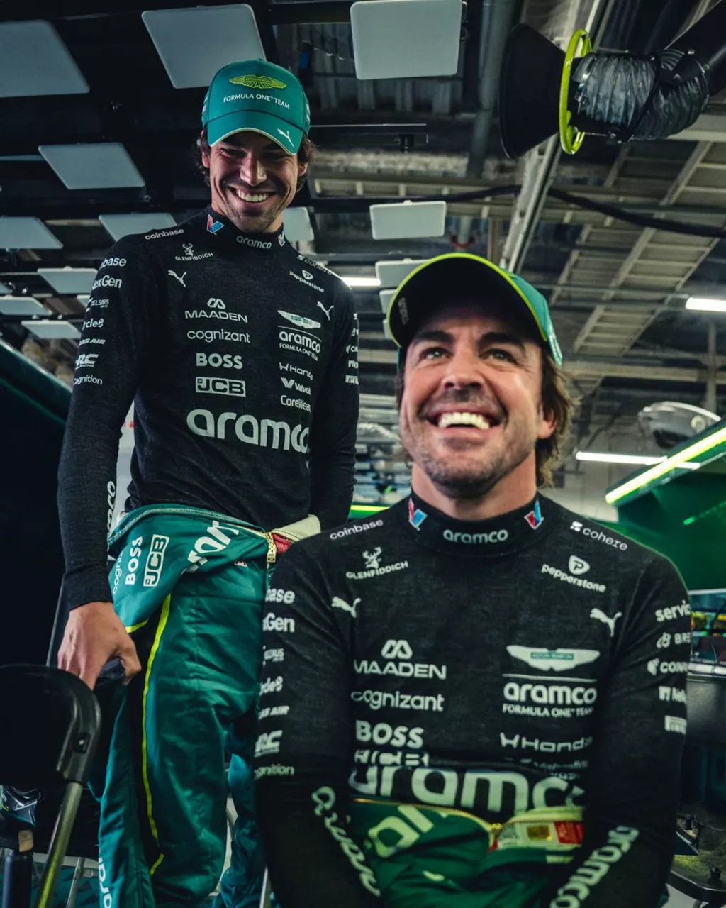 MADRID, 29/09/2026.- El piloto español Fernando Alonso (d), dos veces campeón del mundo, y el canadiense Lance Stroll (i) seguirán en el equipo Aston Martin en 2027 tras la ampliación de sus contratos, según confirmó este martes la escudería. Alonso fichó por Aston Martin en 2023 y desde entonces ha disputado 85 Grandes Premios, en los que ha logrado ocho podios y ha firmado dos segundos puestos. Stroll, que disputará su undécima temporada en la Fórmula 1, se incorporó al equipo con sede en Silverstone en 2019. EFE/ Aston Martin Aramco F1 Team  - SOLO USO EDITORIAL/SOLO DISPONIBLE PARA ILUSTRAR LA NOTICIA QUE ACOMPAÑA (CRÉDITO OBLIGATORIO) -

