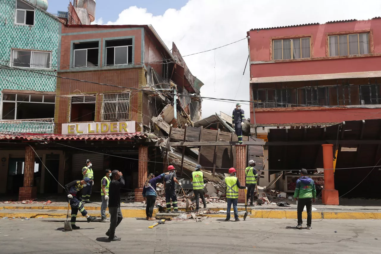 AME5124. EL JUNQUITO (VENEZUELA), 27/06/2026.- Personas trabajan este sábado, en una zona afectada por los terremotos en Venezuela, en El Junquito (Venezuela). EFE/ Ronald Peña R
