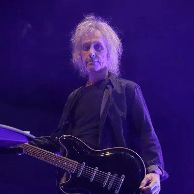 AME710. BOGOTÁ (COLOMBIA), 26/12/2025.- Fotografía del 10 de Diciembre de 2023 del músico de la banda británica The Cure, Perry Bamonte, durante un concierto en el Movistar Arena de Bogotá (Colombia). Bamonte falleció este viernes a los 65 años de edad, según informó la banda británica a través de un comunicado en su sitio web oficial. EFE/ Camila Díaz
