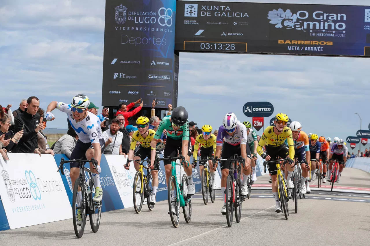 BARREIROS, 15/04/2026.- El ciclista del Movistar Carlos Canal Blanco (i) se impone vencedor de la segunda etapa de la carrera O Gran Camiño 2026 disputada este miércoles entre Vilalba y Barreiros, de 148,6 Km. de recorrido. EFE/ Pedro Eliseo Agrelo Trigo
