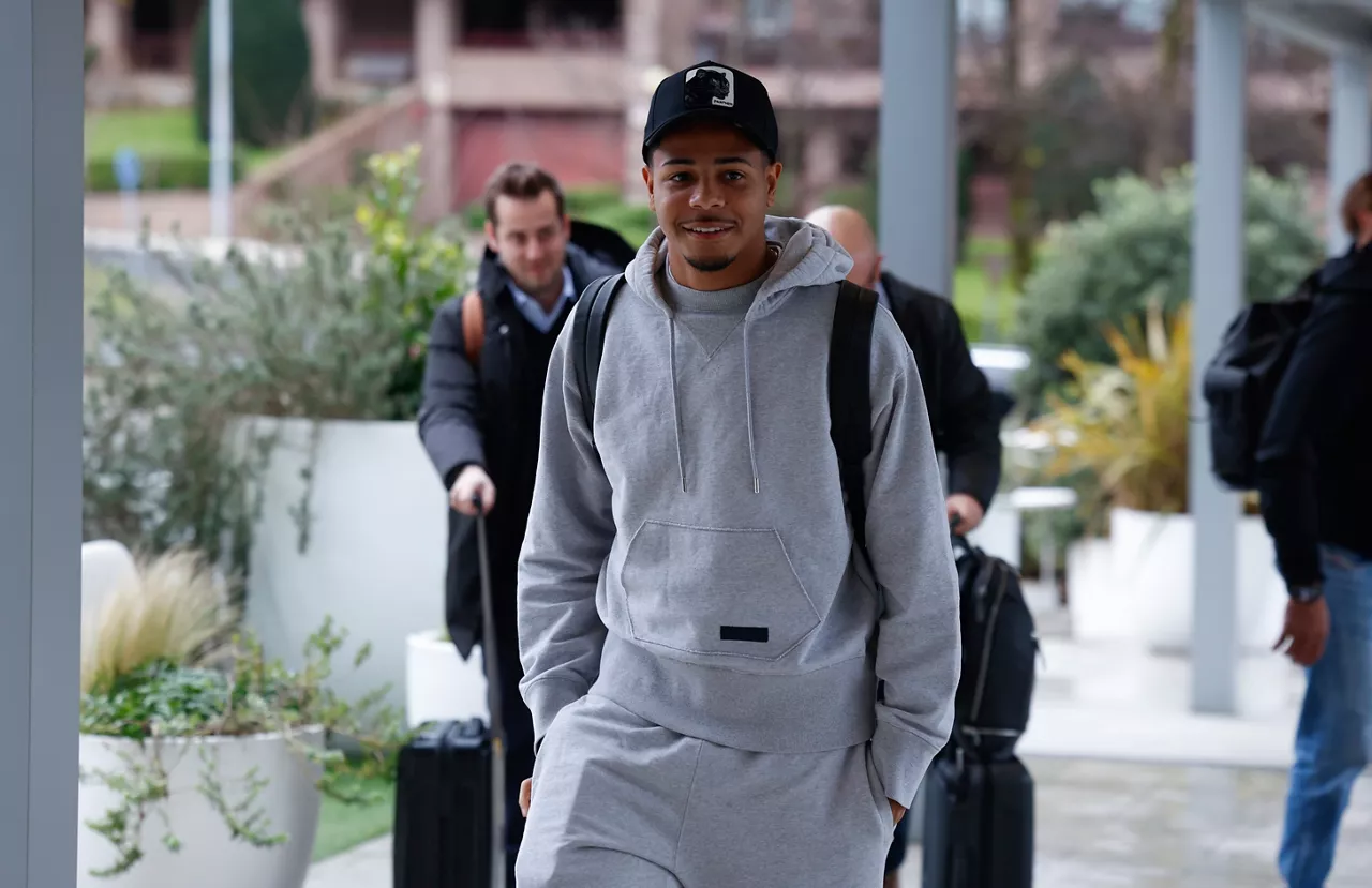 GRAFCAV9305. SAN SEBASTIÁN (ESPAÑA), 30/01/2026.- El jugador del Al-Nassr FC, Wesley Ribeiro, a su llegada este viernes a San Sebastián donde será presentado como nuevo fichaje de la Real Sociedad. EFE/Juan Herrero.
