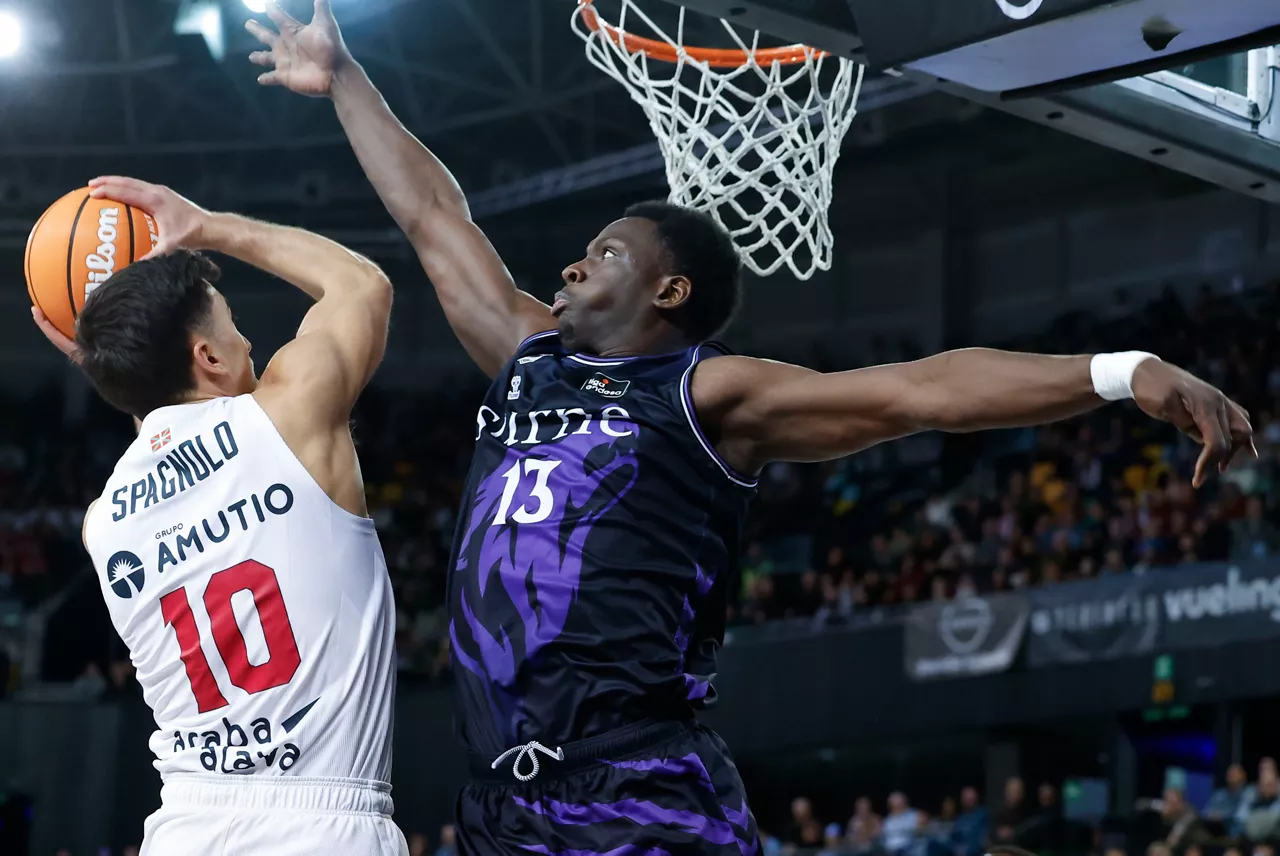 BILBAO, 15/02/2026.- El base italiano del Baskonia Matteo Spagnolo (i) lanza a canasta ante el pívot maliense del Bilbao Basket Bassala Bagayoko durante el partido de Liga Endesa de baloncesto entre el Surne Bilbao Basket y el Kosner Baskonia, este domingo en el Bilbao Arena. EFE/ Miguel Tona

