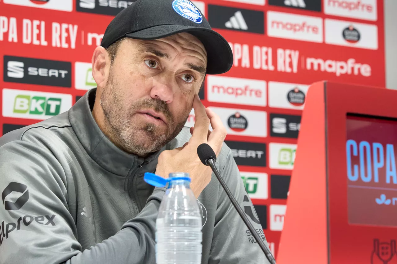 VITORIA, 03/02/2026.- El entrenador del Deportivo Alavés, Chacho Coudet, ofrece una rueda de prensa este martes en Vitoria con motivo del partido de Copa de Rey que disputan mañana contra la Real Sociedad. EFE / L. Rico
