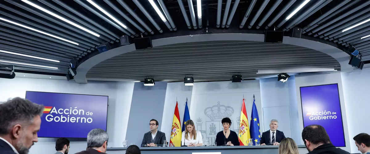 MADRID, 17/03/2026.-  Los ministros de Interior, Fernando Grande Marlaska (d); de Inclusión, Seguridad Social y Migraciones y portavoz del Gobierno, Elma Saiz (2d); la vicepresidenta tercera y ministra para la Transición Ecológica y el Reto Demográfico, Sara Aagesen (2i) y el de Economía, Carlos Cuerpo (i), durante la rueda de prensa posterior a la reunión del Consejo de Ministros, este martes en el Palacio de la Moncloa. EFE/ Chema Moya
