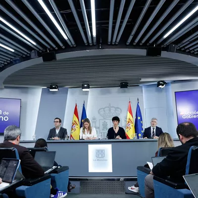 MADRID, 17/03/2026.-  Los ministros de Interior, Fernando Grande Marlaska (d); de Inclusión, Seguridad Social y Migraciones y portavoz del Gobierno, Elma Saiz (2d); la vicepresidenta tercera y ministra para la Transición Ecológica y el Reto Demográfico, Sara Aagesen (2i) y el de Economía, Carlos Cuerpo (i), durante la rueda de prensa posterior a la reunión del Consejo de Ministros, este martes en el Palacio de la Moncloa. EFE/ Chema Moya
