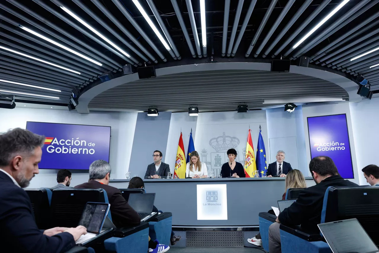 MADRID, 17/03/2026.-  Los ministros de Interior, Fernando Grande Marlaska (d); de Inclusión, Seguridad Social y Migraciones y portavoz del Gobierno, Elma Saiz (2d); la vicepresidenta tercera y ministra para la Transición Ecológica y el Reto Demográfico, Sara Aagesen (2i) y el de Economía, Carlos Cuerpo (i), durante la rueda de prensa posterior a la reunión del Consejo de Ministros, este martes en el Palacio de la Moncloa. EFE/ Chema Moya
