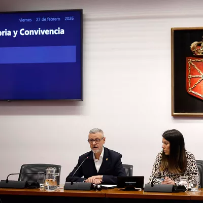 GRAFCAV352. PAMPLONA, 27/02/2026.- La Comisión de Reconocimiento y Reparación de Víctimas por actos de motivación política en Navarra ha resuelto un total de 118 solicitudes, de las cuales 106 han sido estimadas, 7 denegadas y 5 inadmitidas, a fecha del 31 de diciembre de 2025. Martín Zabalza, presidente de la Comisión, ha presentado la memoria de actividad en una comisión parlamentaria en la que ha desglosado los datos, señalando que de las 106 solicitudes aprobadas, 7 corresponden a víctimas fallecidas, “una de ellas torturada bajo custodia policial y el resto recibieron disparos con arma de fuego por parte de miembros de cuerpos y fuerzas de seguridad del Estado”, como ha indicado. EFE/ Jesús Diges
