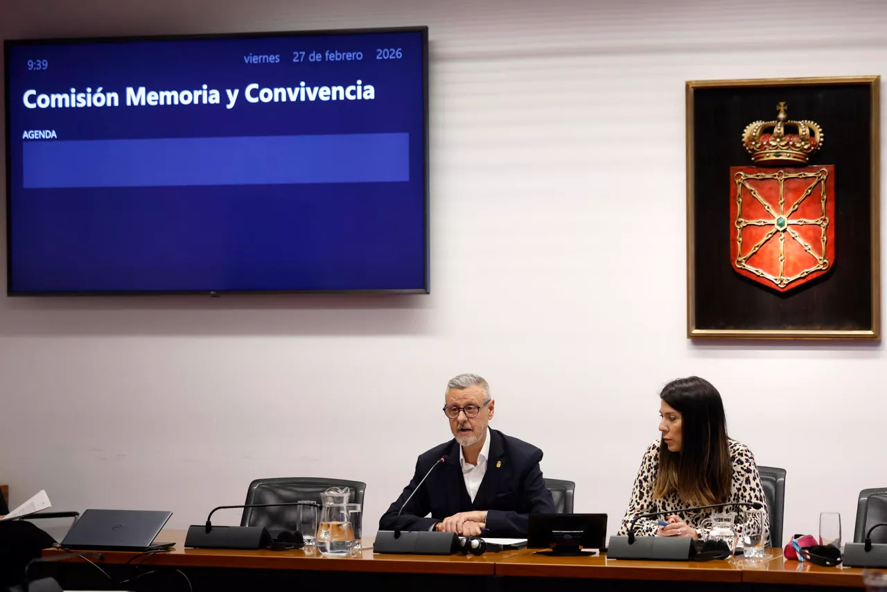 GRAFCAV352. PAMPLONA, 27/02/2026.- La Comisión de Reconocimiento y Reparación de Víctimas por actos de motivación política en Navarra ha resuelto un total de 118 solicitudes, de las cuales 106 han sido estimadas, 7 denegadas y 5 inadmitidas, a fecha del 31 de diciembre de 2025. Martín Zabalza, presidente de la Comisión, ha presentado la memoria de actividad en una comisión parlamentaria en la que ha desglosado los datos, señalando que de las 106 solicitudes aprobadas, 7 corresponden a víctimas fallecidas, “una de ellas torturada bajo custodia policial y el resto recibieron disparos con arma de fuego por parte de miembros de cuerpos y fuerzas de seguridad del Estado”, como ha indicado. EFE/ Jesús Diges
