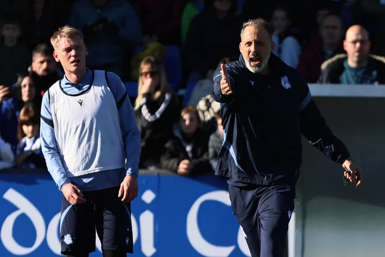SAN SEBASTIÁN (ESPAÑA), 29/12/2025.- El entrenador estadounidense, Pellegrino Matarazzo (d) dirige este lunes en las instalaciones de Zubieta, su primer entrenamiento como técnico de la Real Sociedad. EFE/Javi Colmenero
