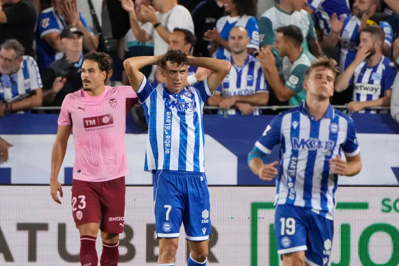 VITORIA, 15/09/2026.- El centrocampista del Alavés Ángel Pérez (c) se lamenta durante el partido de la sexta jornada de LaLiga entre el Deportivo Alavés y el Valencia CF, este martes en el estadio de Mendizorrotza en Vitoria-Gasteiz. EFE/Adrián Ruiz Hierro
