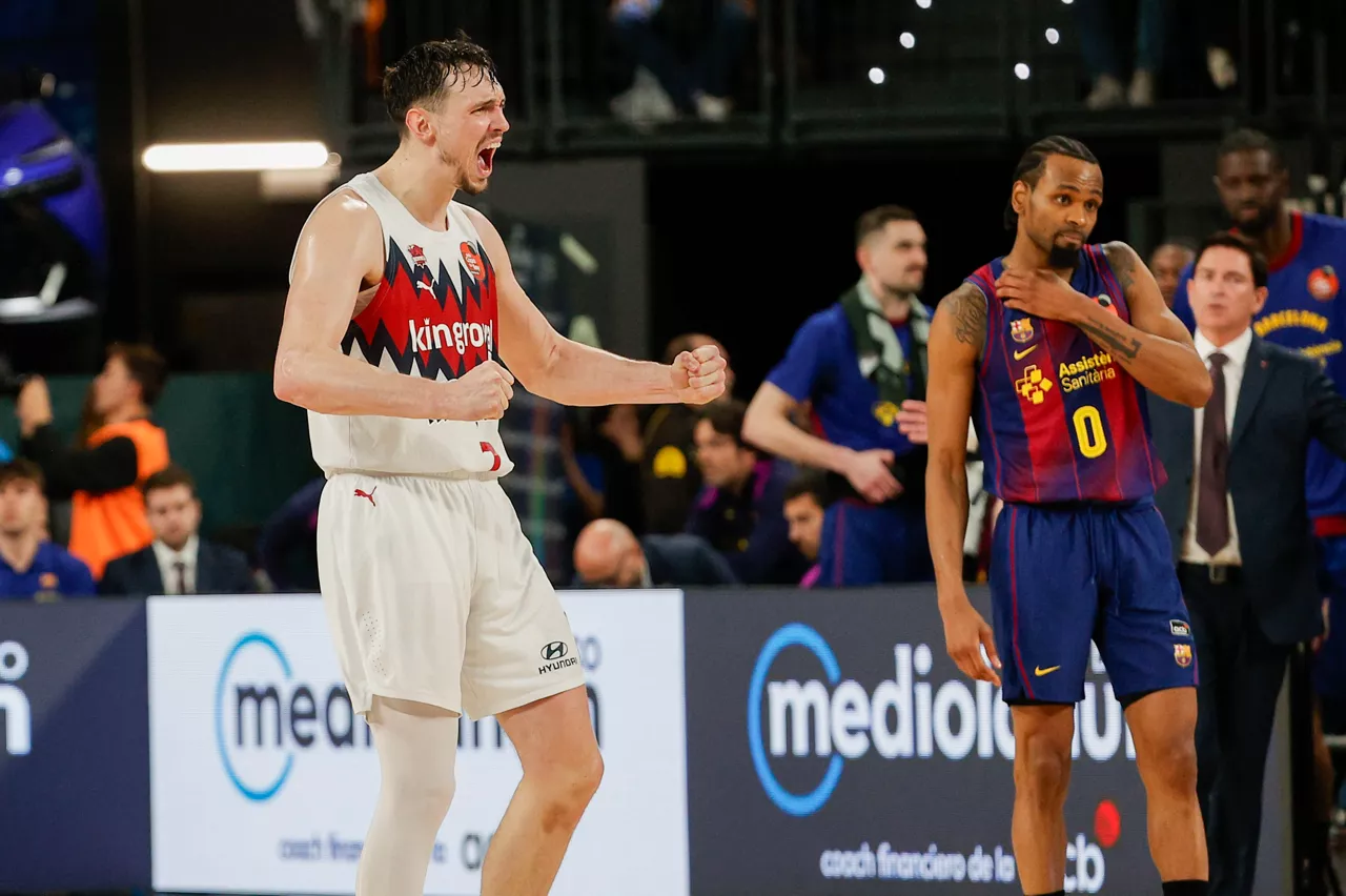 VALENCIA, 21/02/2026.- Los jugadores del Baskonia celebran la victoria al finalizar el partido de semifinales de la Copa del Rey de Baloncesto que Barcelona y Baskonia disputaron este sábado en el Roig Arena, en Valencia. EFE/ Manuel Bruque
