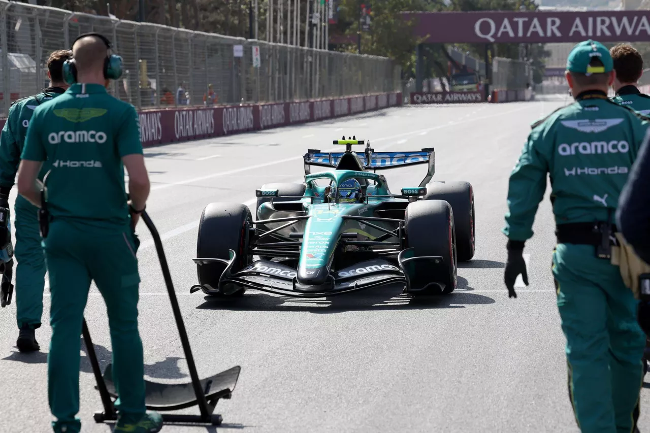 BAKU (Azerbaijan), 26/09/2026.- Aston Martin driver Fernando Alonso of Spain waits on the grid for the start of the Formula One Azerbaijan Grand Prix at the Baku City Circuit in Baku, Azerbaijan, 26 September 2026. (Fórmula Uno, Azerbaiyán, España) EFE/EPA/ALI HAIDER
