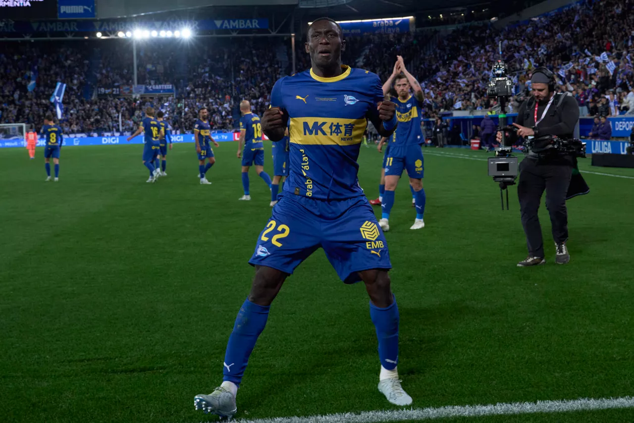 VITORIA, 13/05/2026.- El delantero costamarfileño del Alavés, Ibrahim Diabate, celebra el primer gol del equipo vitoriano durante el encuentro correspondiente a la jornada 36 de Laliga EA Sports que disputan este miércoles Alavés y FC Barcelona en el estadio de Mendizorroza, en Vitoria. EFE / Lino González.
