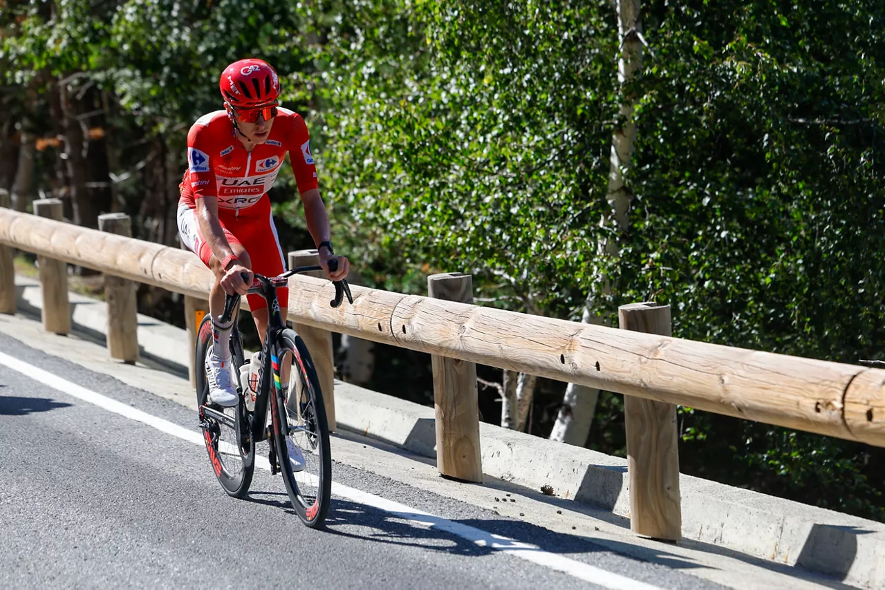 ANDORRA LA VELLA, 25/08/2026.- El ciclista esloveno del UAE Emirates Tadej Pogacar durante la cuarta etapa de La Vuelta a España, este martes, la primera cita clave con la montaña en Andorra sobre un recorrido corto, 104 km, pero explosivo, con 4 puertos encadenados y un total de 2.953 metros de desnivel. EFE/ Javier Lizón
