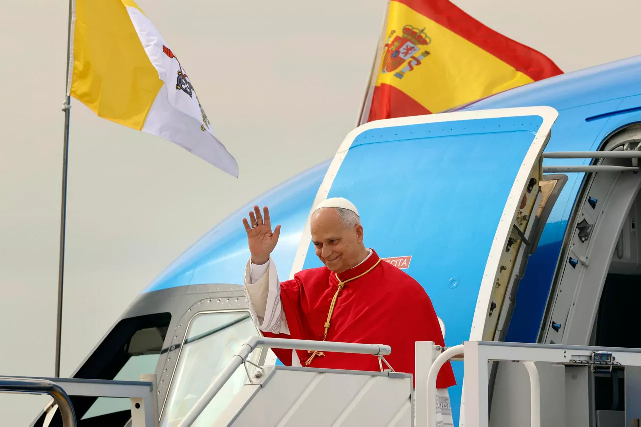 MADRID, 06/06/2026.- El papa León XIV saluda a su llegada al aeropuerto de Adolfo Suárez Madrid-Barajas, este sábado, para iniciar su primera visita apostólica a España hasta el 12 de junio que, además de la capital, también le llevará a Barcelona y a las islas Canarias. El papa León XIV inicia este sábado un viaje de seis días a España, que comenzará en Madrid con una recepción en el Palacio Real seguida de una visita por la tarde a un centro de personas sin hogar en Carabanchel y terminará por la noche en una vigilia con los jóvenes en un acto multitudinario que unirá la oración con actuaciones musicales. EFE/Mariscal
