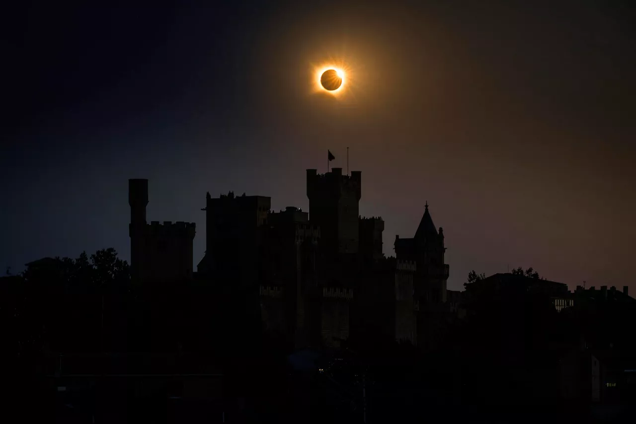 GRAFCAV7399. OLITE, 13/08/2026.- Fase de “anillo de diamante” del eclipse solar total sobre el Palacio Real de Olite (Navarra) que ha tenido lugar este miércoles, el primero en la península ibérica desde 1905, y que ha sido visible en un 100% en la zona Media y Ribera de Navarra. EFE/Villar López
