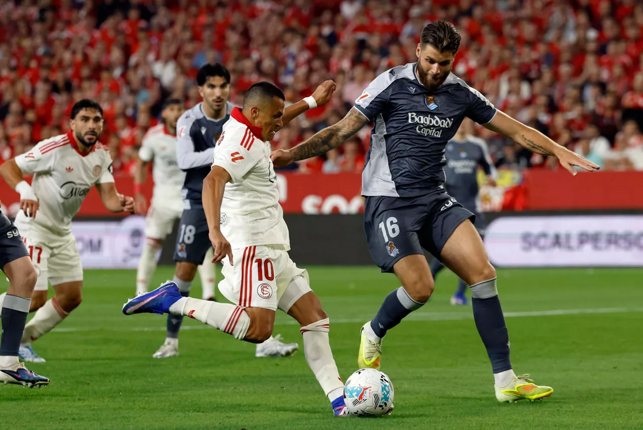 SEVILLA, 04/05/2026.-  El defensa de la Real Sociedad Duje Ćaleta-Carbalón (d) disputa un balón ante el delantero del Sevilla Alexis Sánchez (i) durante el partido de la jornada 34 de LaLiga EA Sports que el Sevilla FC y la Real Sociedad disputan este lunes en el estadio Ramón Sánchez-Pizjuán de la capital andaluza. EFE/ Julio Muñoz
