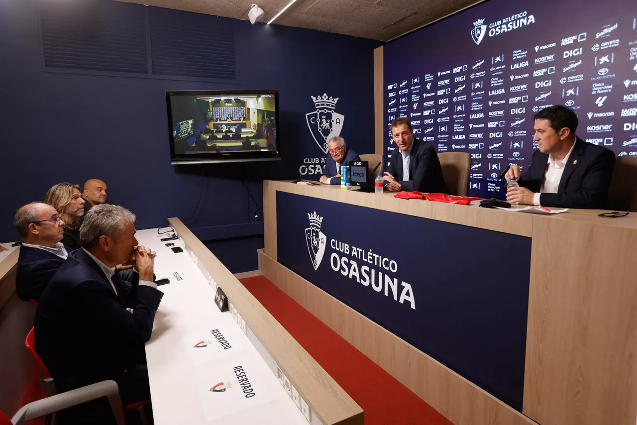 GRAFCAV4762. PAMPLONA, 10/06/2026.- El técnico catalán Luis Miguel Ramis ha alcanzado un acuerdo por dos temporadas con el Club Atlético Osasuna y afrontará en Pamplona su primera experiencia como entrenador en Primera Sports acompañado por su cuerpo técnico de confianza Luis Miguel Ramis se convierte así en el entrenador del primer equipo durante las dos próximas temporadas. El técnico tarraconense, de 55 años, firma hasta el 30 de junio de 2028. Junto a él se incorporarán su segundo entrenador, José Manuel Gil; el asistente Iván Madroño; el preparador físico Miguel Ángel Fernández; y el analista José Fajardo. Le acompañan en su presentación el presidente de Osasuna Luis Sabalza y el director deportivo Braulio.EFE/ Jesús Diges
