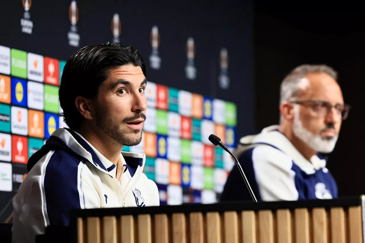 SAN SEBASTIÁN, 16/09/2026.- El entrenador de la Real Sociedad, Pellegrino Matarazzo (d), y el centrocampista Carlos Soler (i), durante la rueda de prensa ofrecida este miércoles, en la previa del partido de Liga Europa ante el Bournemouth. EFE/ Javi Colmenero
