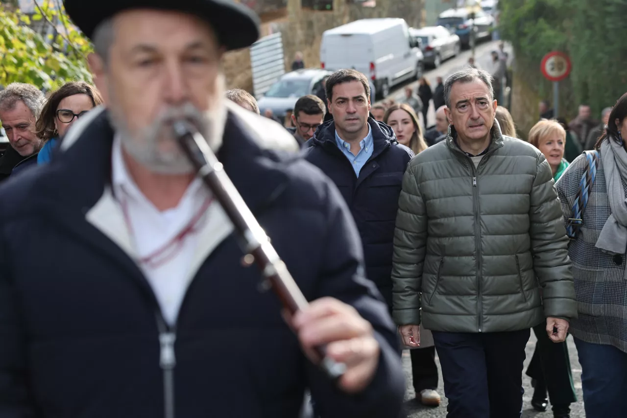 SUKARRIETA (BIZKAIA) 23/11/2025.- El presidente del PNV, Aitor Esteban (d) y el lehendakari, Imanol Pradales (2d) participan en una ofrenda floral con motivo del 122 aniversario de la muerte del fundador del PNV, Sabino Arana, este sábado en Sukarrieta, Bizkaia, . EFE/ Luis Tejido
