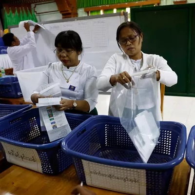 Naypyitaw (Myanmar), 28/12/2025.- Myanmar electoral officers count early voting ballots after closing the first phase of the general election at a polling station in Naypyitaw, the capital city of Myanmar, 28 December 2025. Myanmar's military government holds its first national vote since the February 2021 coup in a multi-stage general election, with the first phase set for 28 December 2025, and the second for 11 January 2026. Over 50 political parties have registered to participate in the election, according to the Union Election Commission (UEC), while the main pro-democracy opposition, the National League for Democracy (NLD), has been dissolved since March 2023. (Elecciones, Golpe de Estado, Birmania) EFE/EPA/RUNGROJ YONGRIT
