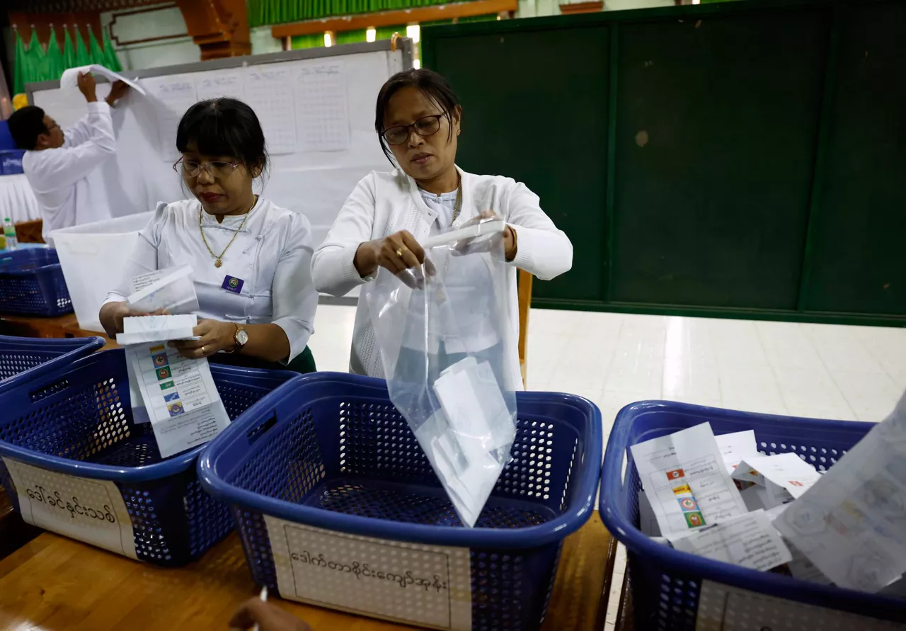 Naypyitaw (Myanmar), 28/12/2025.- Myanmar electoral officers count early voting ballots after closing the first phase of the general election at a polling station in Naypyitaw, the capital city of Myanmar, 28 December 2025. Myanmar's military government holds its first national vote since the February 2021 coup in a multi-stage general election, with the first phase set for 28 December 2025, and the second for 11 January 2026. Over 50 political parties have registered to participate in the election, according to the Union Election Commission (UEC), while the main pro-democracy opposition, the National League for Democracy (NLD), has been dissolved since March 2023. (Elecciones, Golpe de Estado, Birmania) EFE/EPA/RUNGROJ YONGRIT
