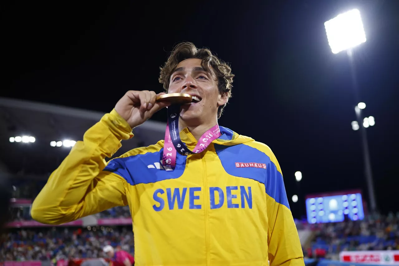 Birmingham (United Kingdom), 16/08/2026.- Gold medalist Armand Duplantis of Sweden celebrates after the Pole Vault Men Final at the European Athletics Championships Birmingham 2026, in Birmingham, Britain, 16 August 2026. (Salto con pértiga, Suecia, Reino Unido) EFE/EPA/TOLGA AKMEN
