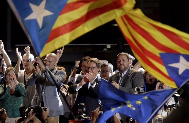 Los líderes de Junts pel Sí tras conocer los resultados del 27S. EFE