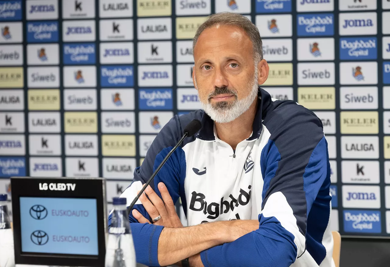 SAN SEBASTIÁN, 25/08/2026.- El entrenador de la Real Sociedad, Pellegrino Matarazzo, durante la rueda de prensa que ha ofrecido este martes en el campo de entrenamiento de Zubieta, previa al partido contra el Real Madrid. EFE/Javier Etxezarreta
