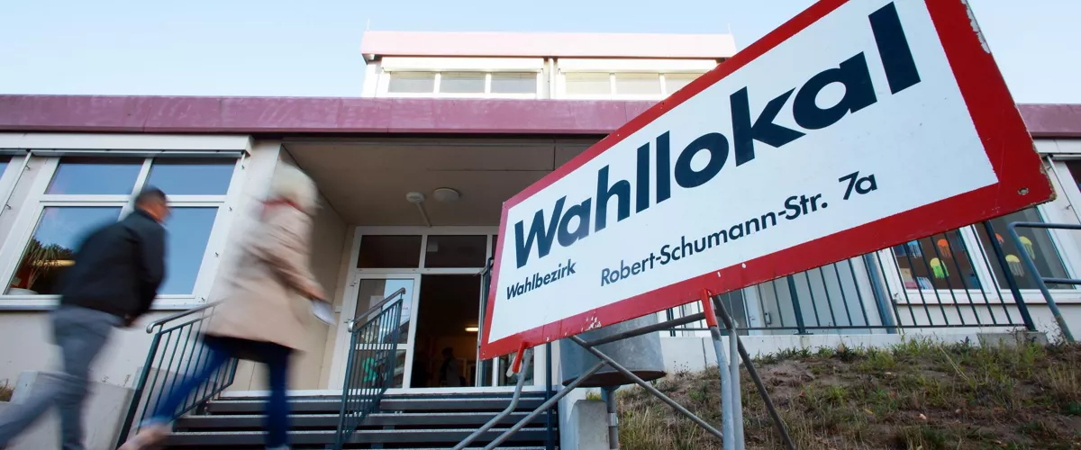TANGERMUENDE (Germany), 06/09/2026.- People enter a polling station in Tangermuende, Germany, 06 September 2026. Voters in Saxony-Anhalt are casting ballots to elect a new state parliament. (Elecciones, Alemania) EFE/EPA/CLEMENS BILAN
