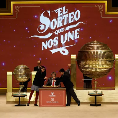 MADRID, 22/12/2025.- Aisha Solange (i) y Gorka Calderón (d), los niños de la Residencia San Ildefonso del Ayuntamiento de Madrid encargados de cantar premio y número, respectivamente, de la segunda tabla de del Sorteo Extraordinario de Navidad celebrado este lunes en el Teatro Real de Madrid. EFE/Chema Moya
