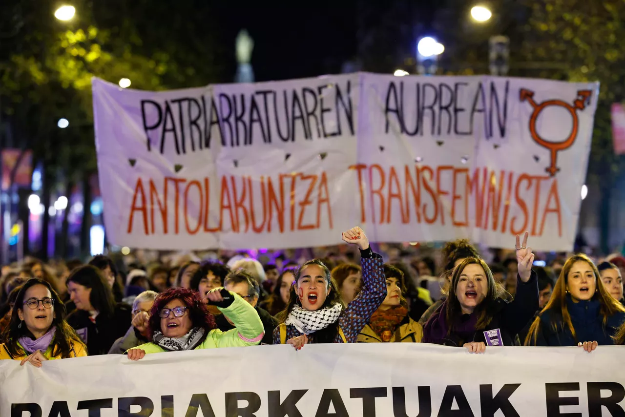 BILBAO, 25/11/2025.- El movimiento feminista se manifiestado este martes por las calles de Bilbao en el Día Internacional contra la Violencia de Género bajo el lema 'Patriarkatuak eraso, instituzioek paso.¡Vuestra hipocresía es violencia!'. EFE/Miguel Toña
